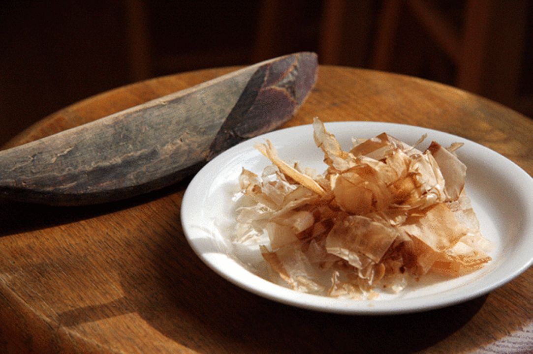 Hard food. Katsuobushi. Тунец кацуобуси. Кацуобуси приготовление. Стружка Кацуо.