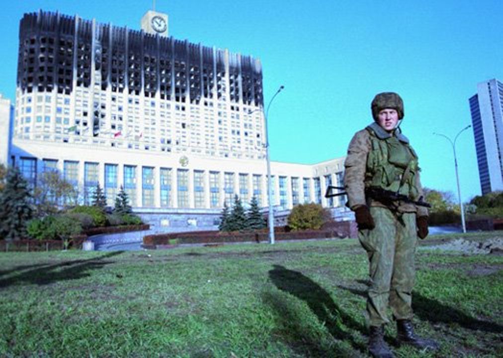 Белый дом приказал киеву. Альфа у белого дома 1993. Альфа штурм белого дома. ФСБ белый дом. Десантники у белого лома.