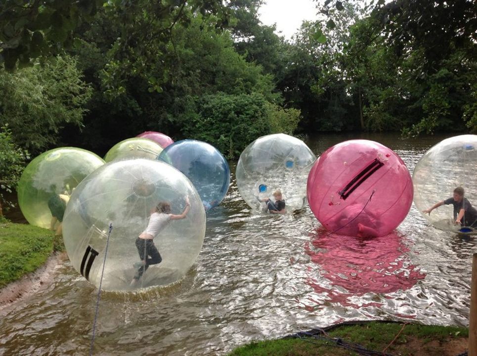 Unusual activities. Зорб аттракцион. Water Zorbing Эстетика. Зорбинг в реке. Зорб Водный бело красный.