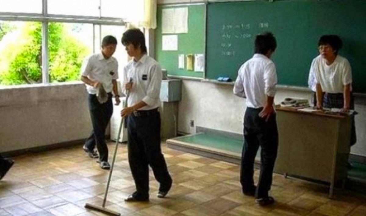 Японские школьники убираются в школе